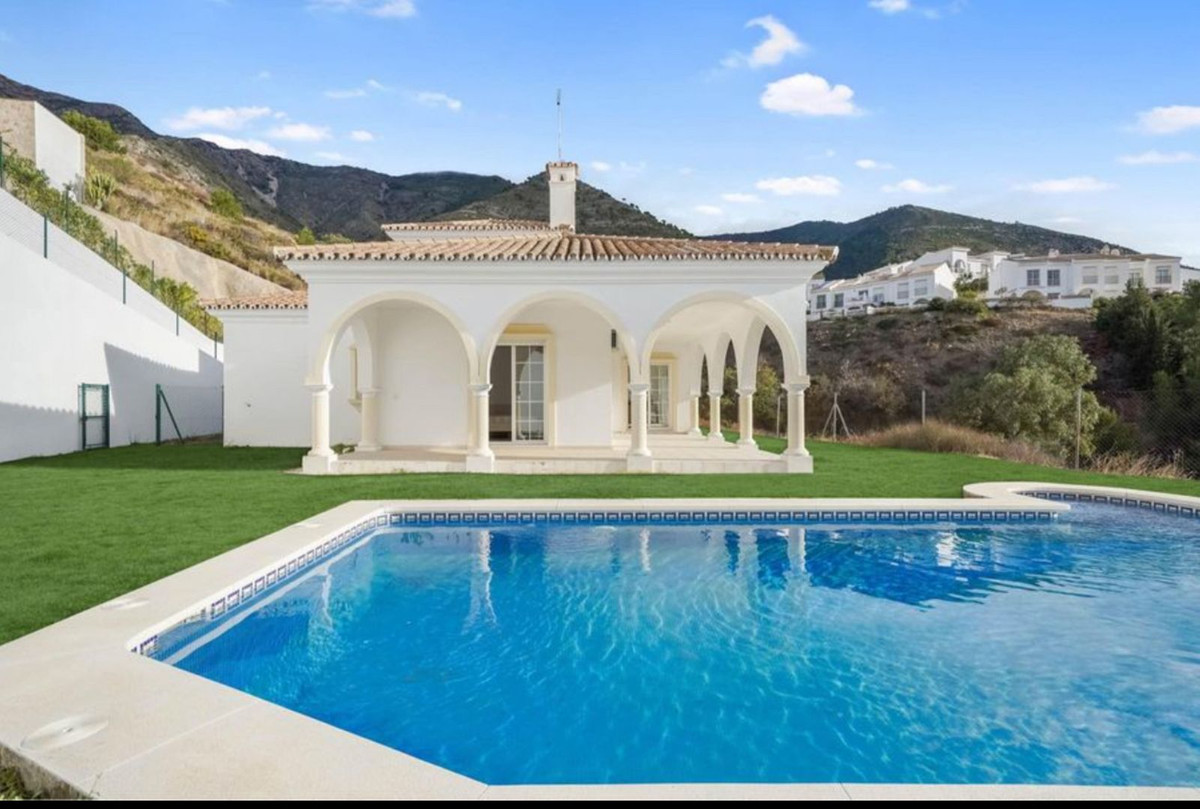 Casa de 3 Dormitorios en venta en Valtocado, Mijas