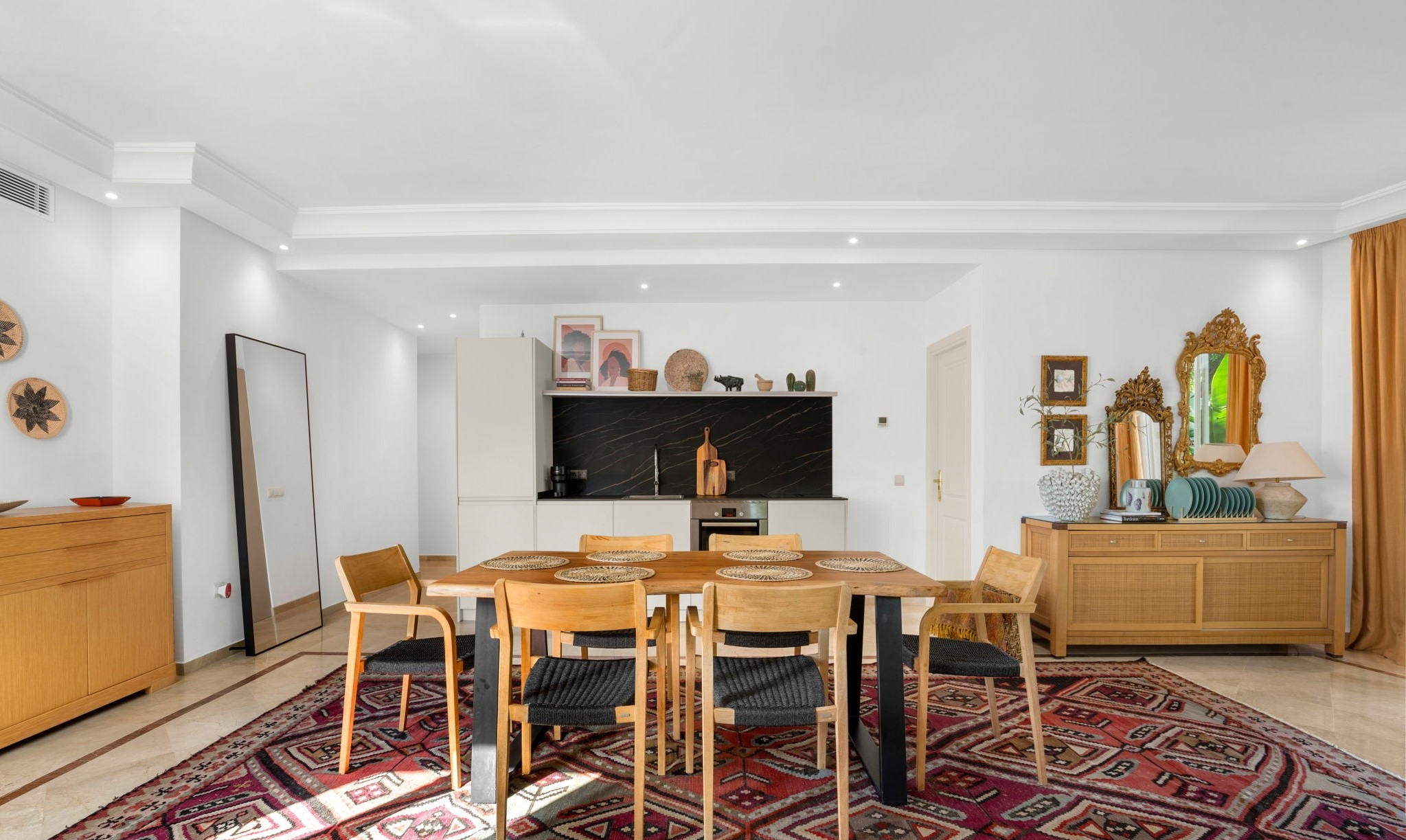 3 Bed, 2 Bath - Apartment for Sale in Puerto Banus, Marbella