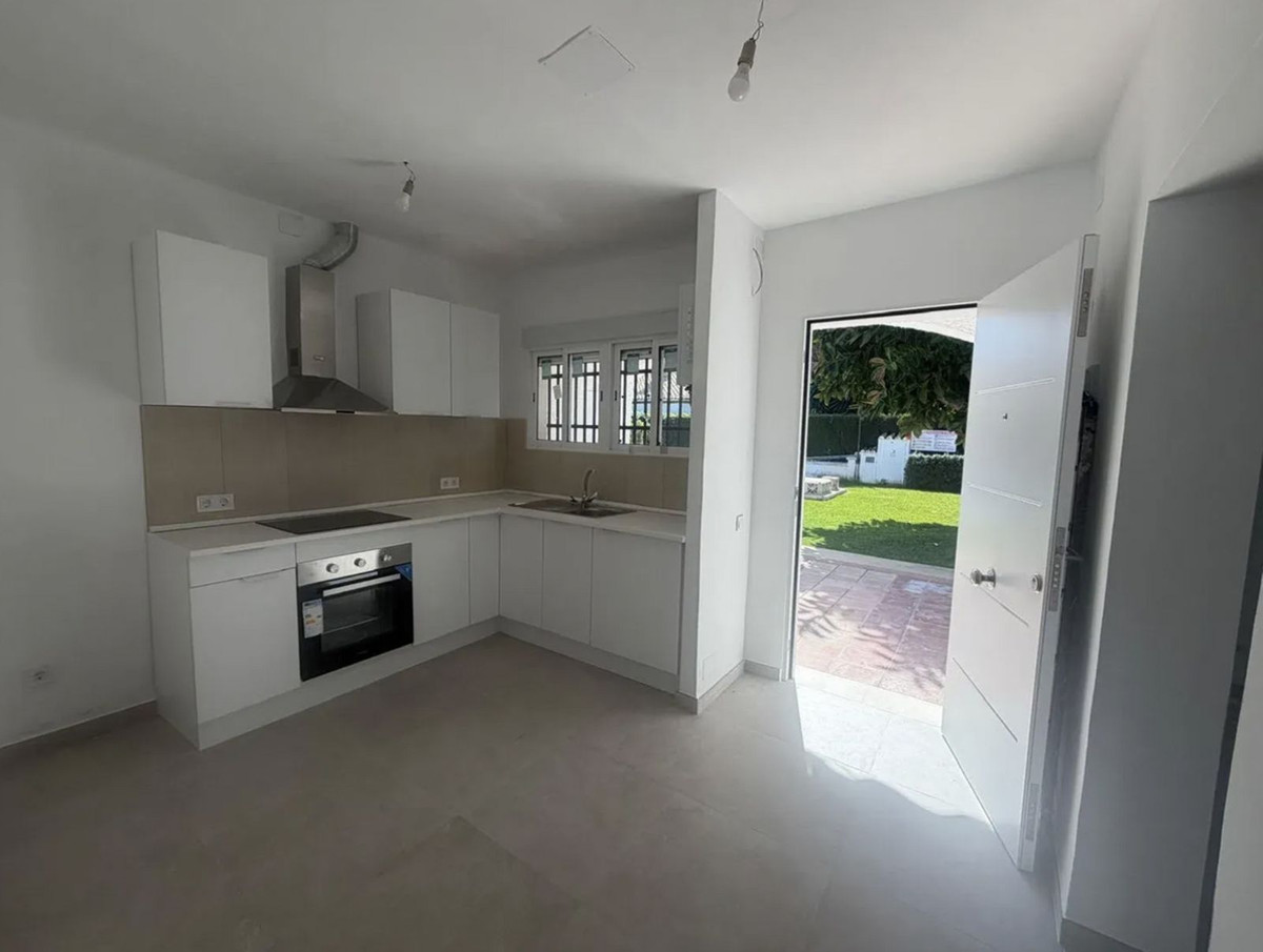 Casa Adosada de 2 Dormitorios en venta en Cortijo Blanco, San Pedro de Alcántara