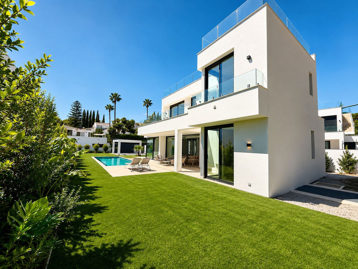 5 спални, 6 бани - Вила за продажба в Atalaya, Estepona