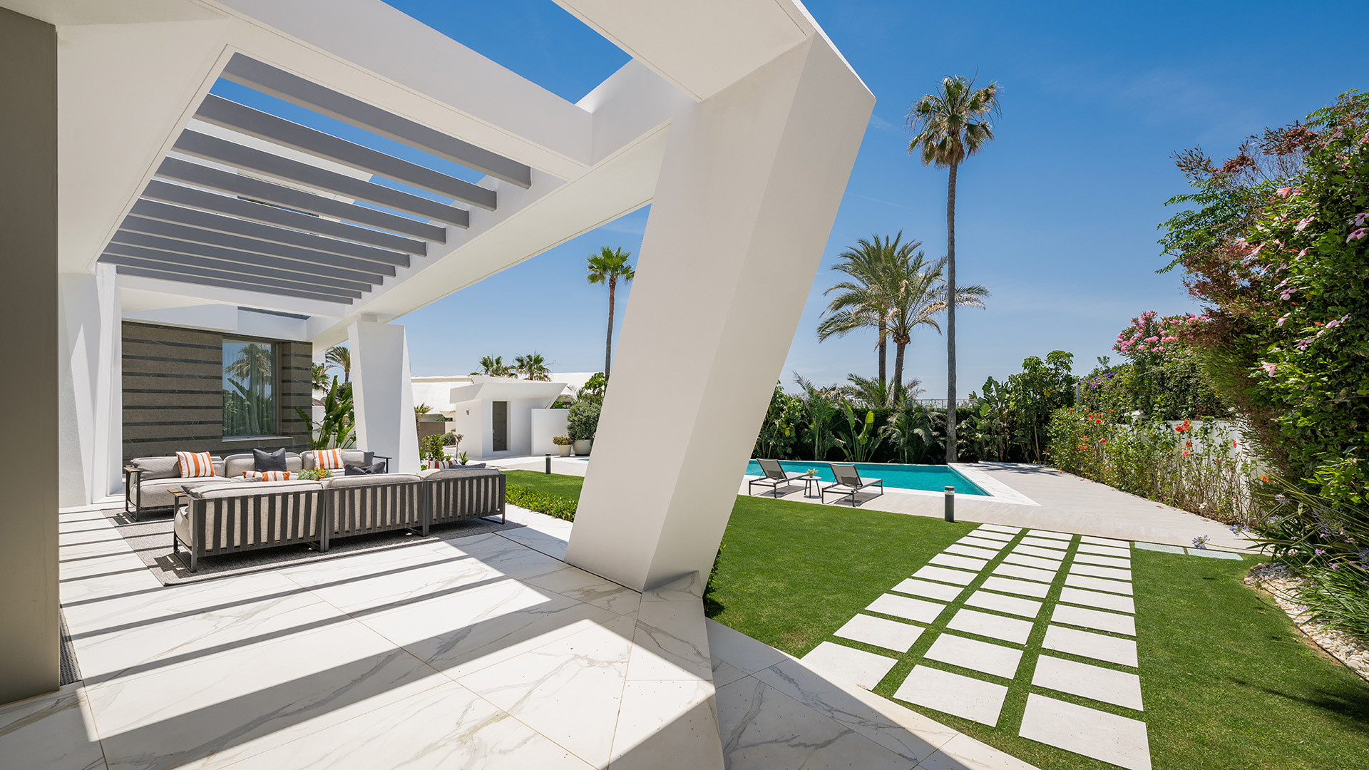 Casa de 6 Dormitorios en venta en Los Monteros, Marbella