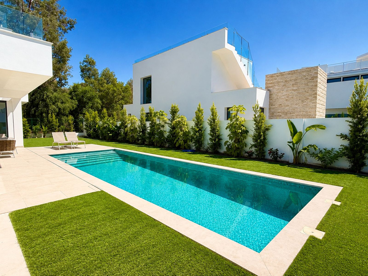 5 спални, 6 бани - Вила за продажба в Atalaya, Estepona