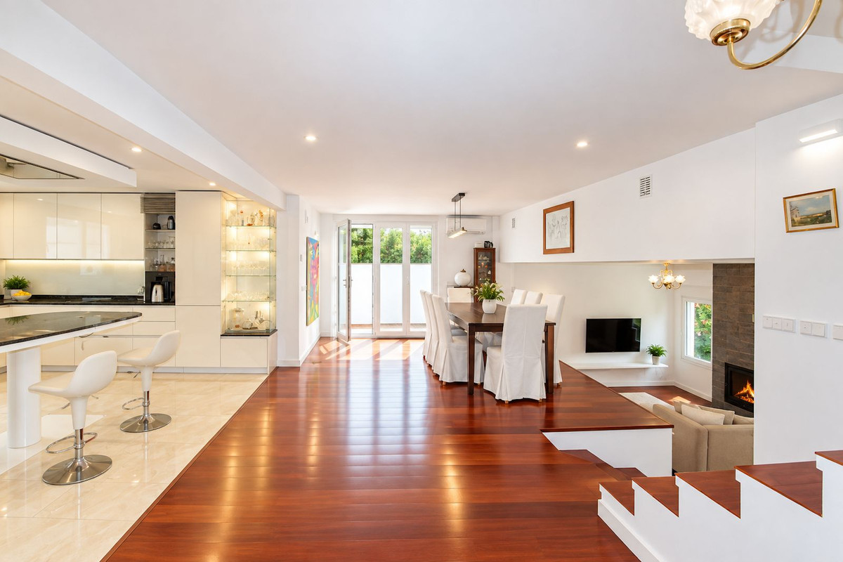 Casa de 3 Dormitorios en venta en El Rosario, Marbella