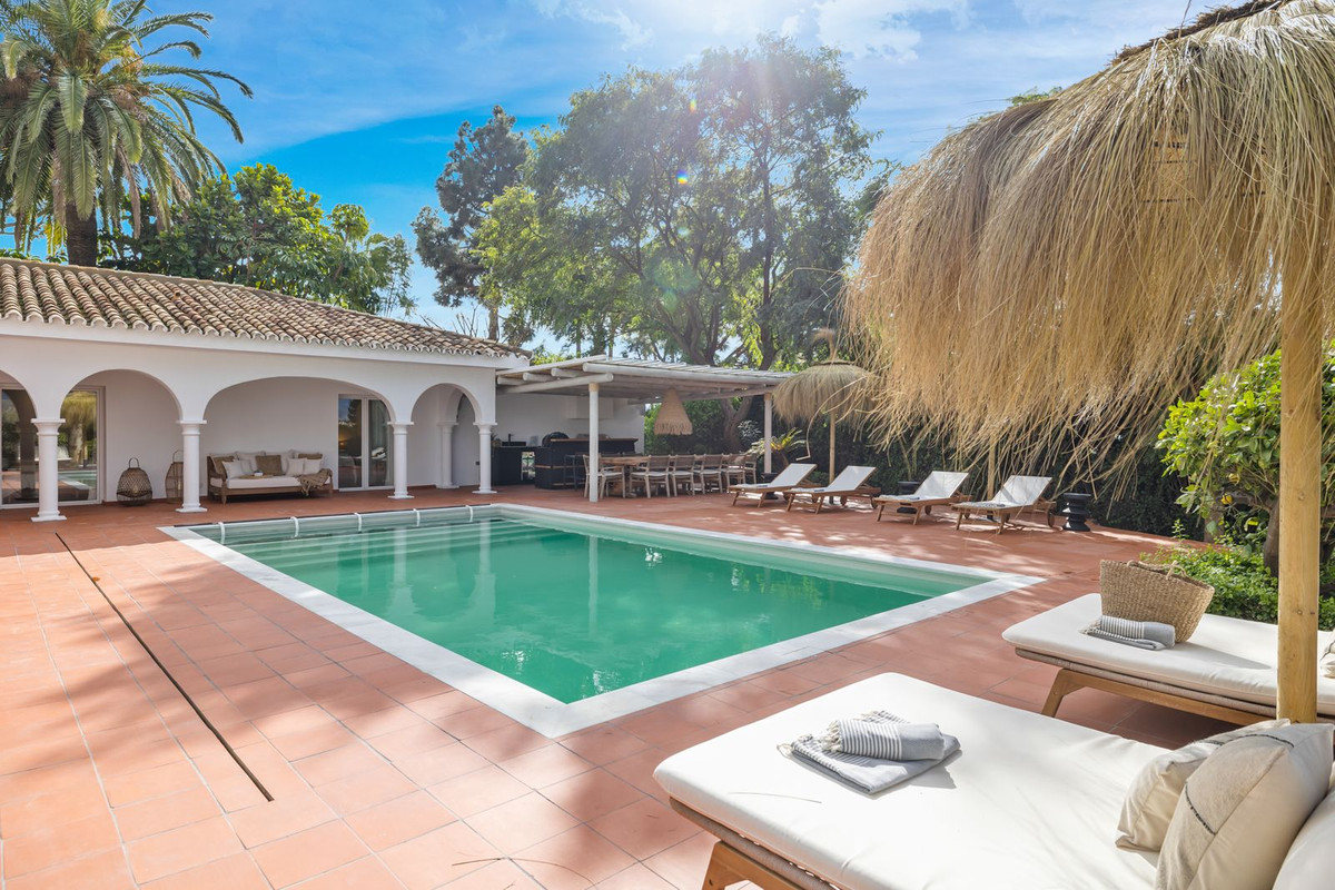 Casa de 3 Dormitorios y 4 Baños en venta en Las Chapas, Marbella
