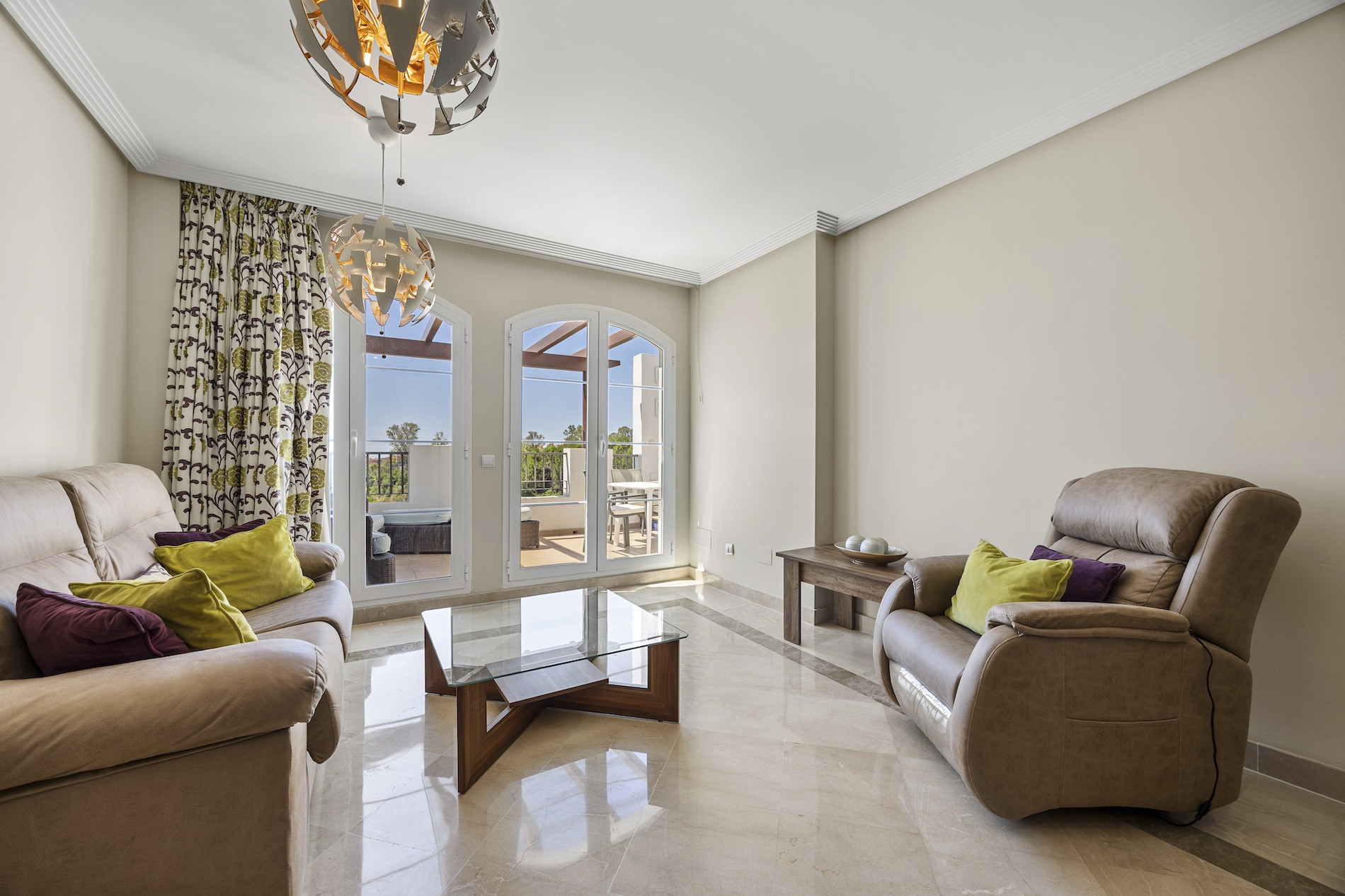 Piso de 3 Dormitorios en venta en Los Arqueros, Benahavís