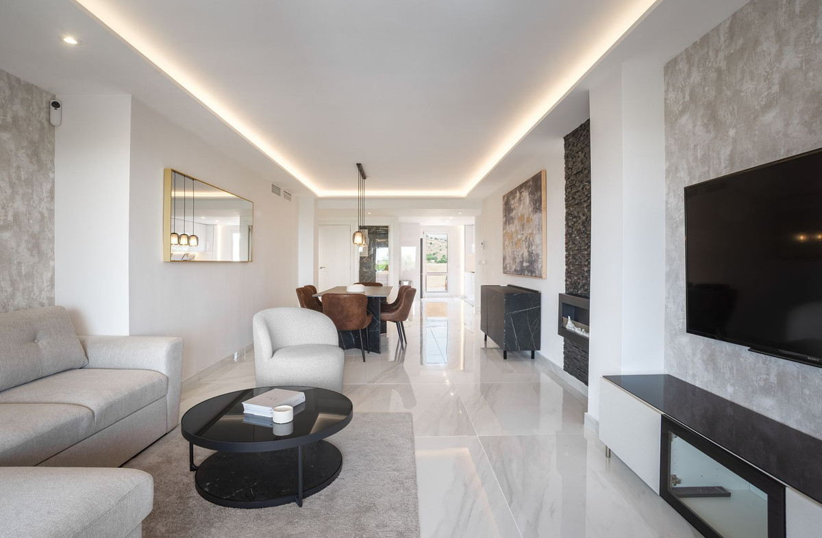 Piso de 2 Dormitorios y 2 Baños en venta en Elviria, Marbella