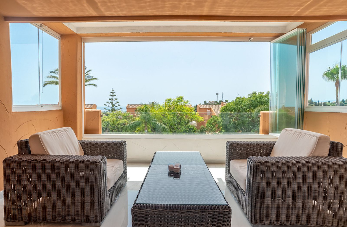 Piso de 2 Dormitorios y 2 Baños en venta en Elviria, Marbella