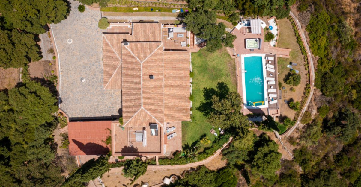 Casa de 6 Dormitorios en alquiler en El Madroñal, Benahavís