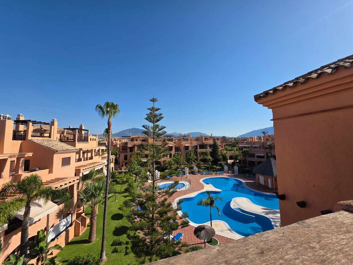 Ático de 4 Dormitorios y 3 Baños en venta en Nueva Milla de Oro, Estepona