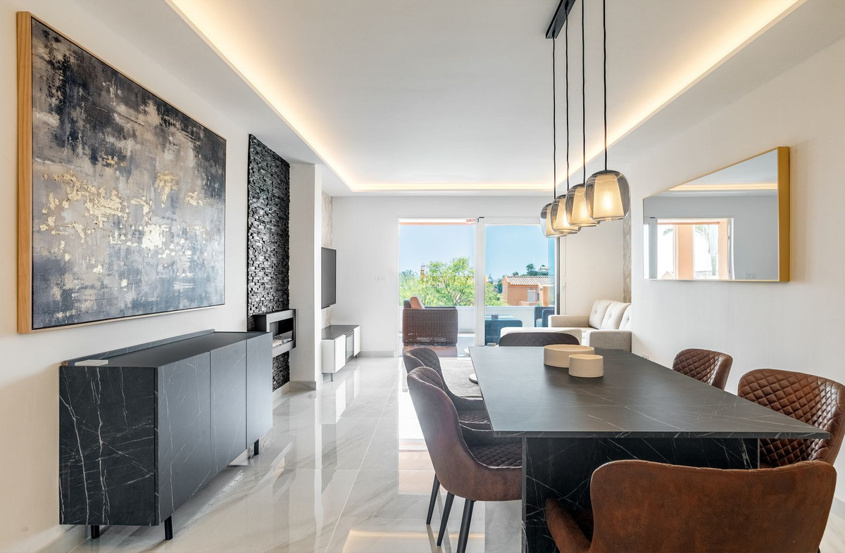 Piso de 2 Dormitorios y 2 Baños en venta en Elviria, Marbella