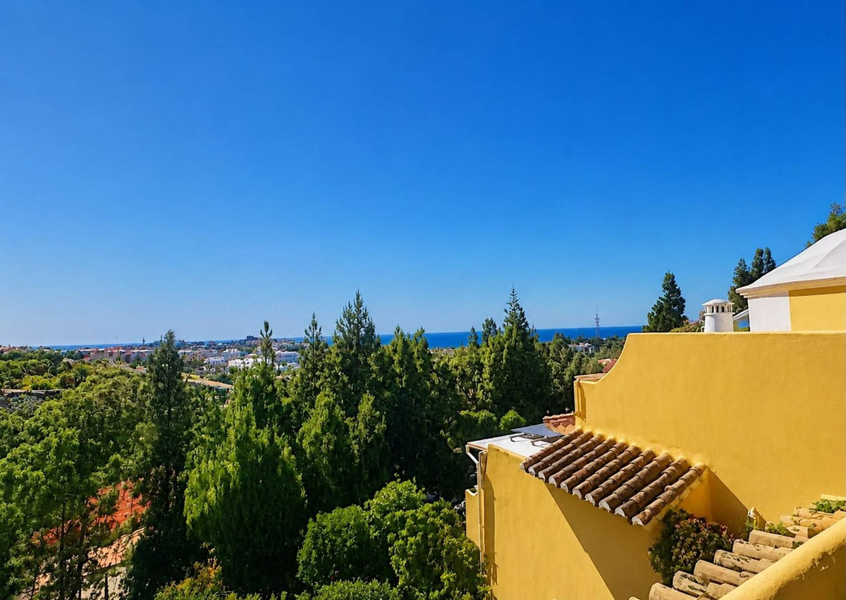Casa Adosada de 3 Dormitorios en venta en Calahonda