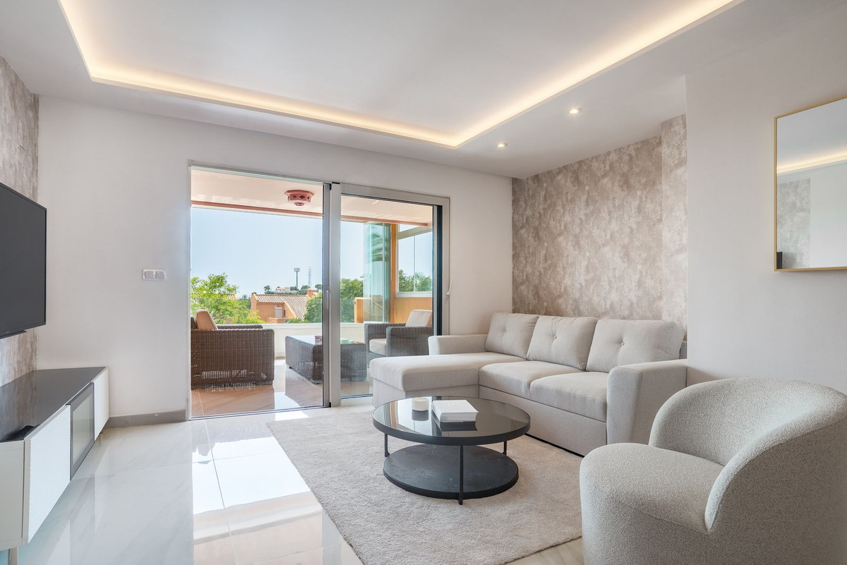 Piso de 2 Dormitorios y 2 Baños en venta en Elviria, Marbella