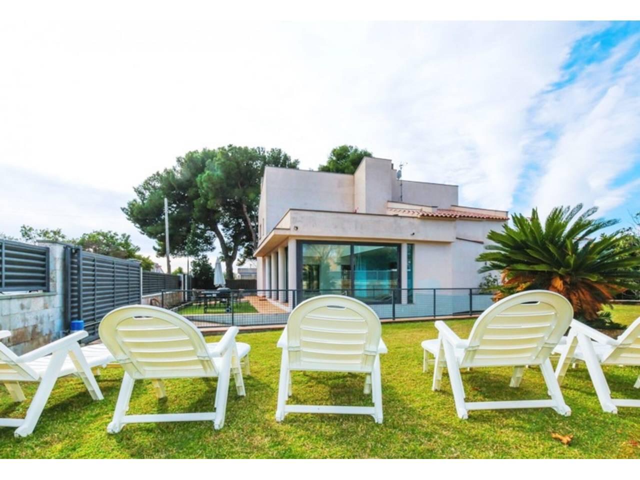 Casa Adosada de 5 Dormitorios y 4 Baños en alquiler vacacional en Cambrils