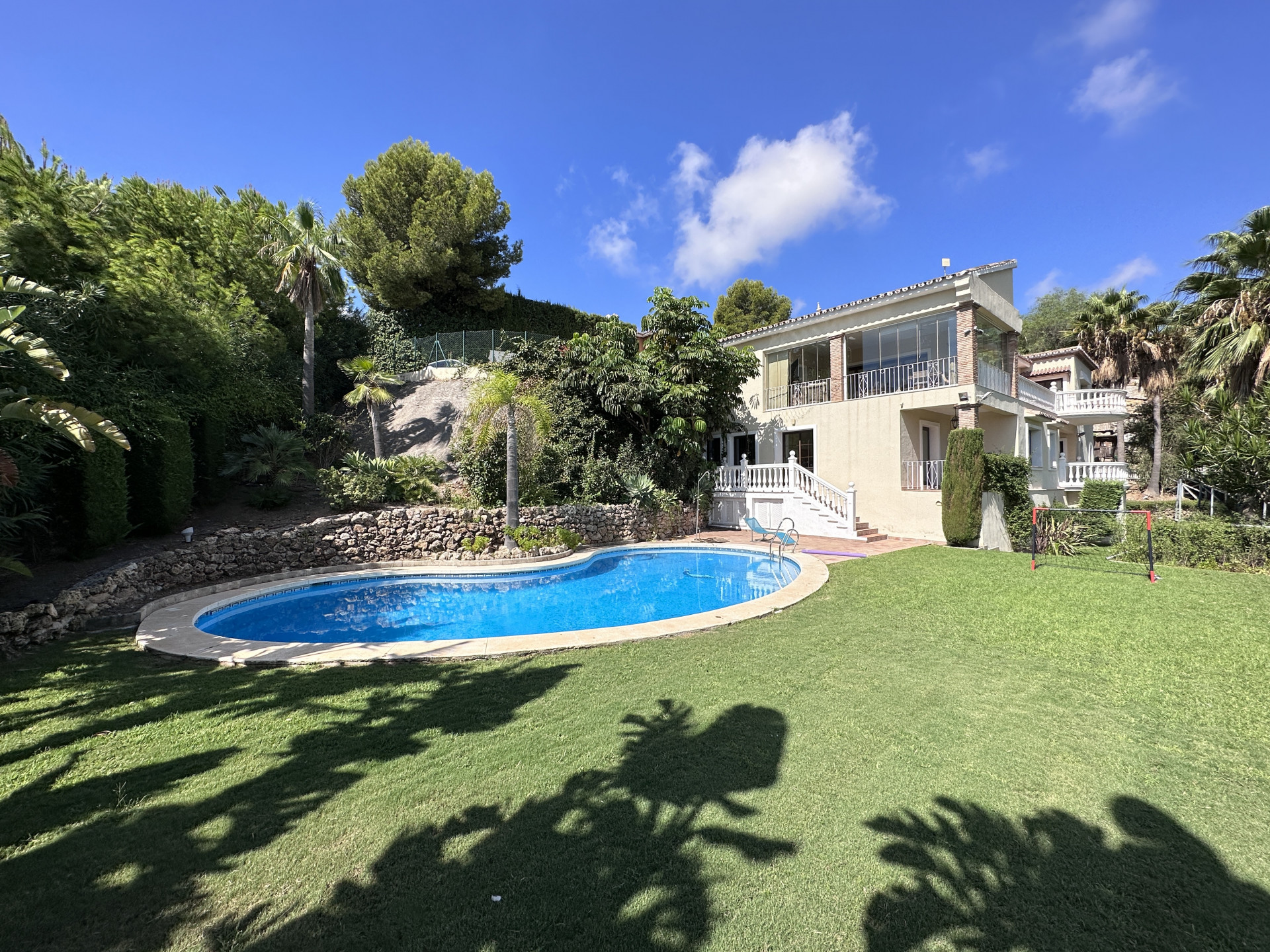 Casa de 6 Dormitorios y 5 Baños en venta en El Capitán, Benahavís