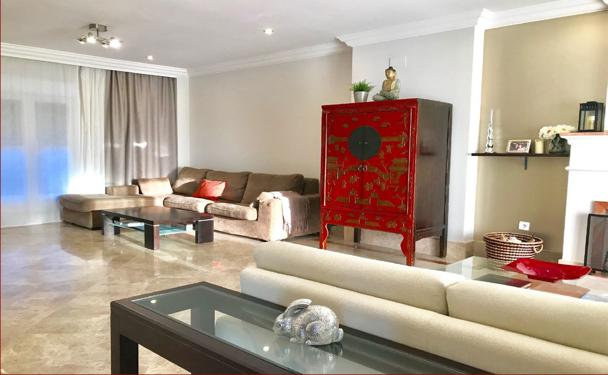 Casa de 3 Dormitorios en venta en Los Monteros, Marbella
