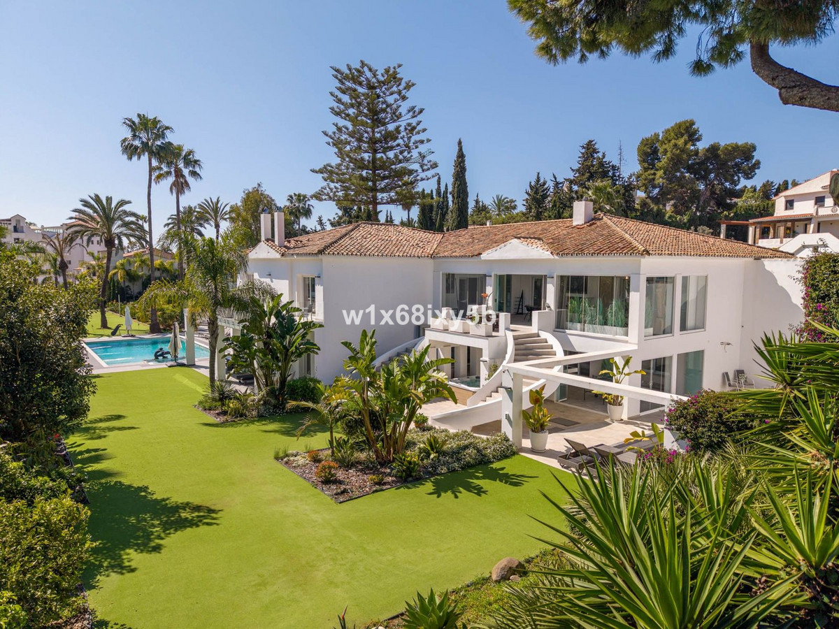 Casa de 10 Dormitorios y 10 Baños en venta en Atalaya, Estepona