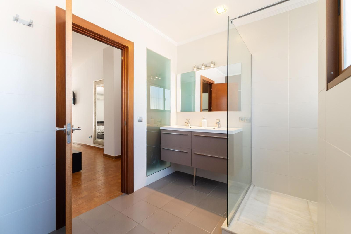 Casa de 4 Dormitorios y 3 Baños en venta en San Pedro de Alcántara