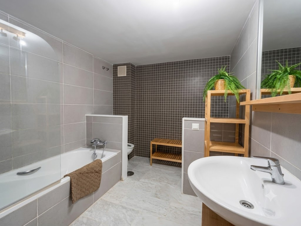 Casa Adosada de 3 Dormitorios y 4 Baños en venta en Riviera del Sol, Mijas