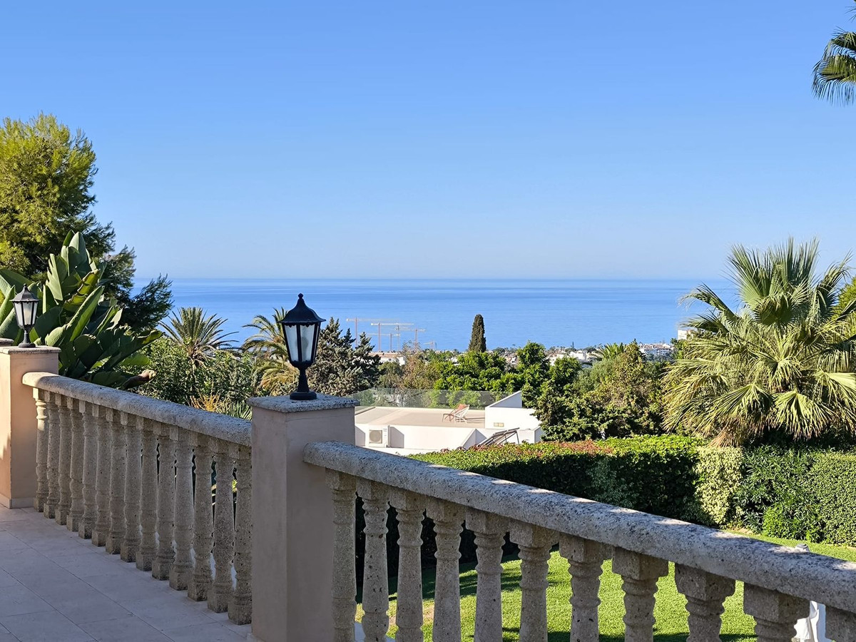 Casa de 6 Dormitorios en venta en El Rosario, Marbella