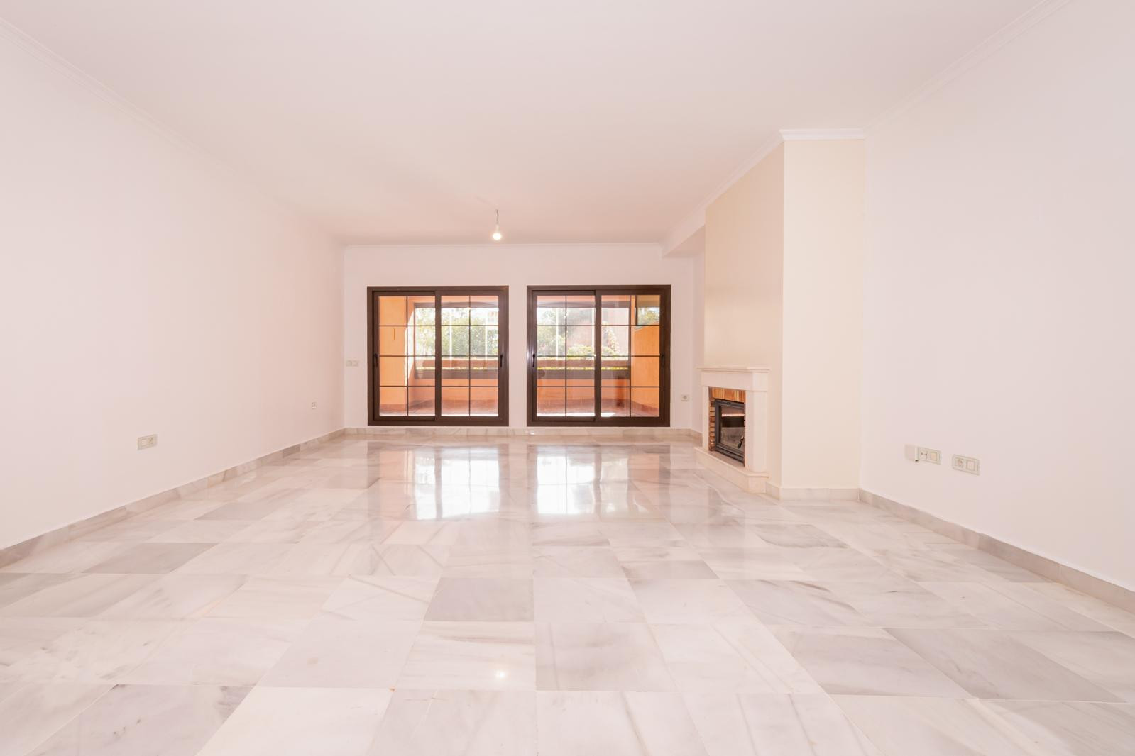 Piso de 4 Dormitorios en venta en Estepona