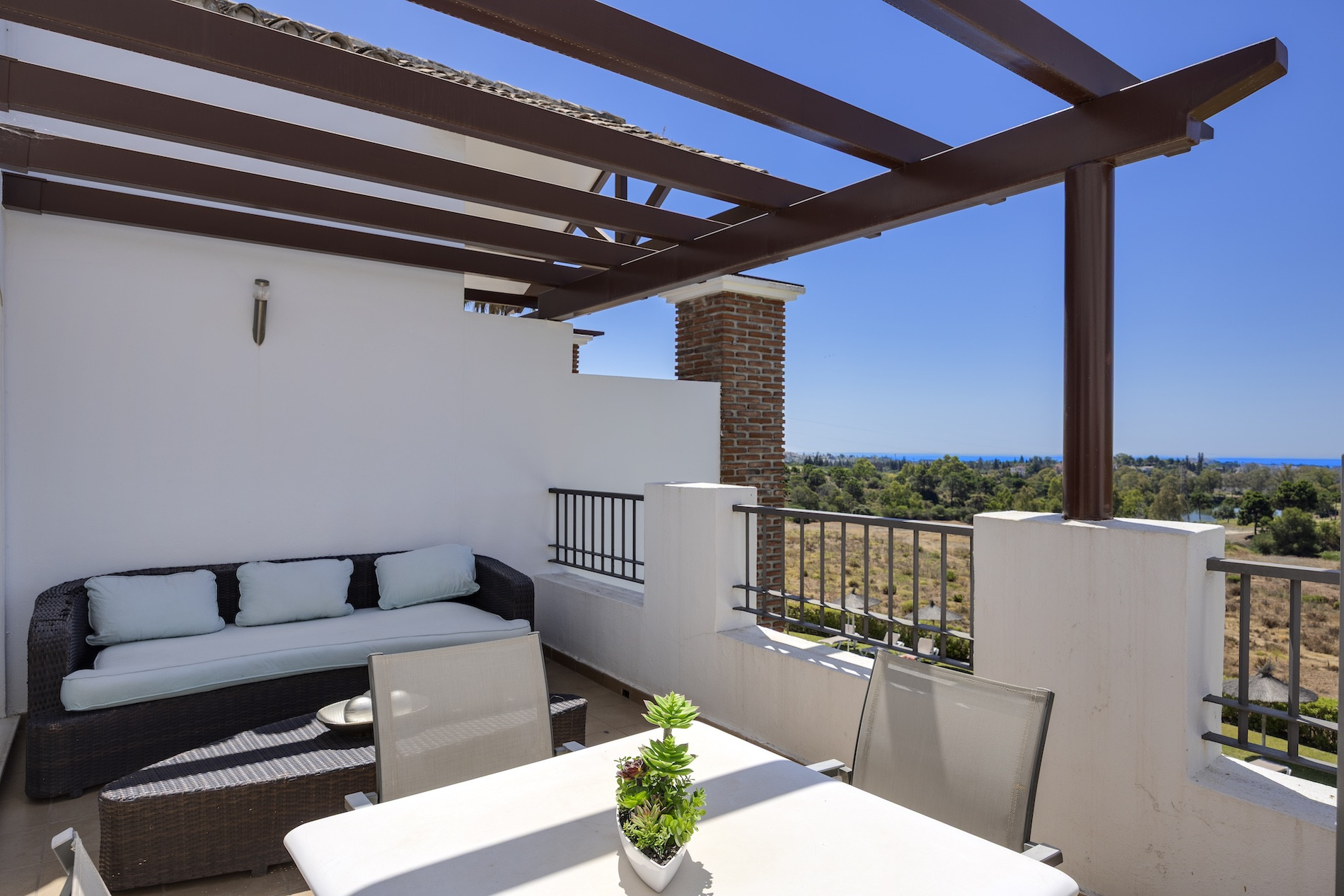 Piso de 3 Dormitorios en venta en Los Arqueros, Benahavís