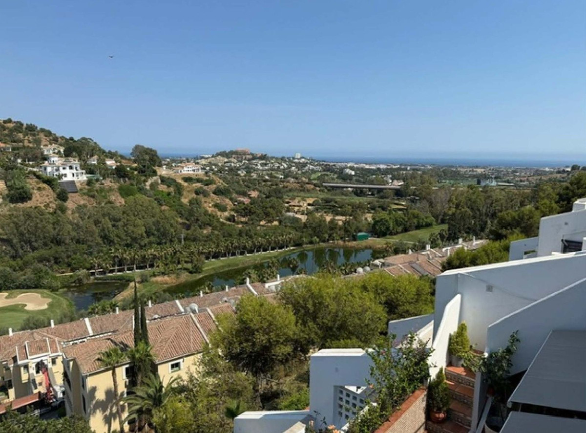 Ático de 2 Dormitorios y 2 Baños en venta en La Quinta, Benahavís