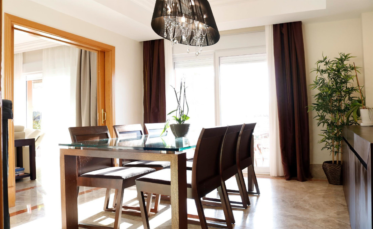 Casa de 3 Dormitorios en venta en Los Monteros, Marbella