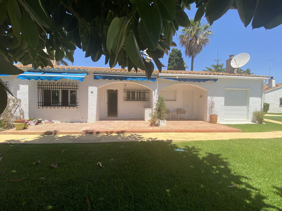 Casa Adosada de 2 Dormitorios en venta en Cortijo Blanco, San Pedro de Alcántara