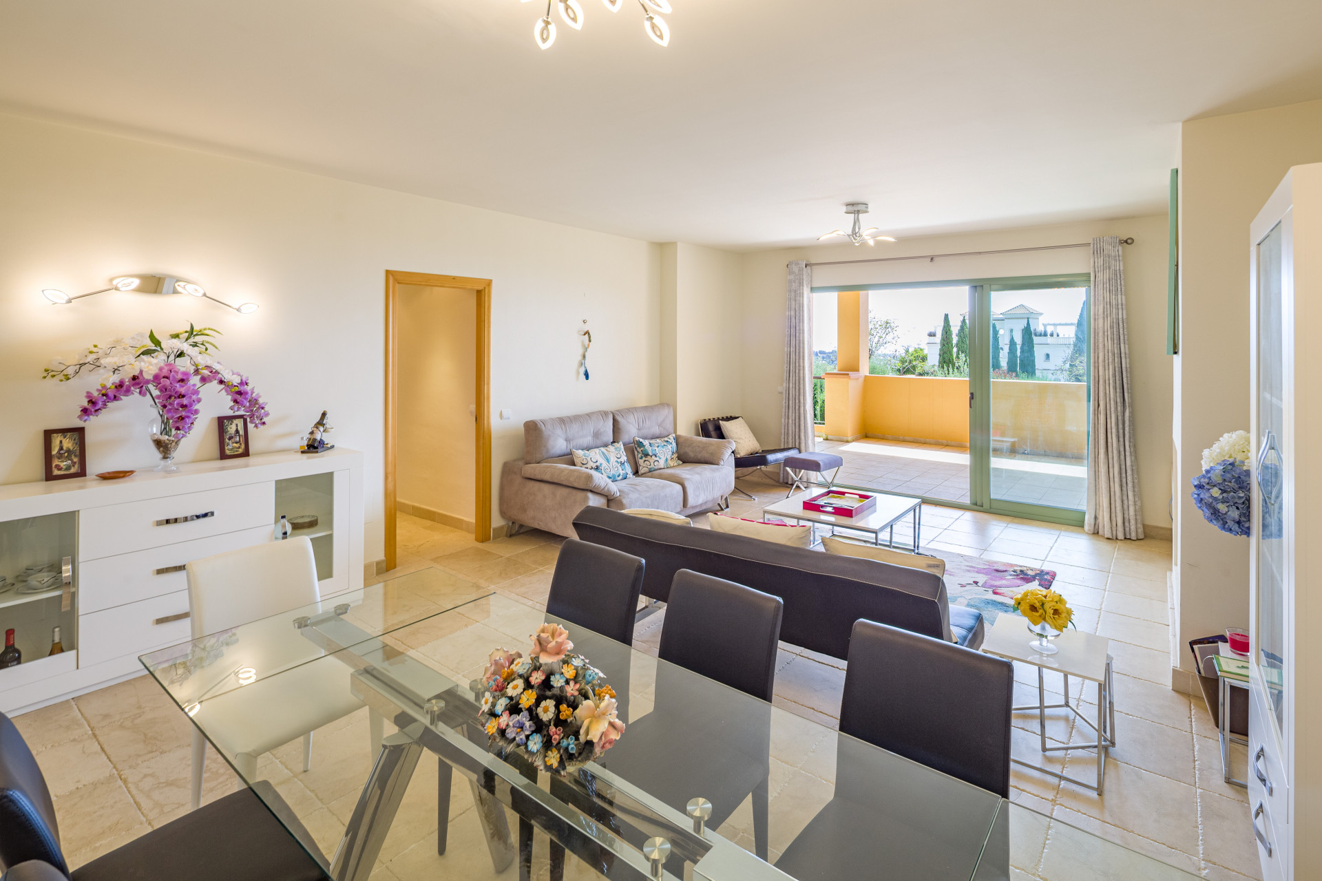 Piso de 2 Dormitorios y 2 Baños en venta en Los Flamingos, Benahavís
