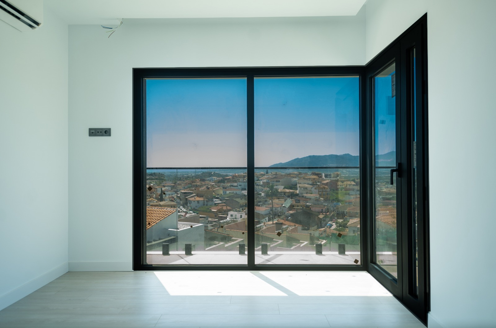 Casa de 3 Dormitorios en venta en Puerto de la Torre, Málaga