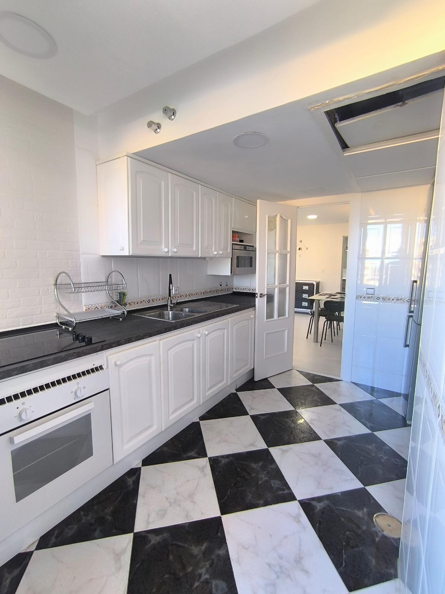Piso de 2 Dormitorios en venta en Playamar, Torremolinos