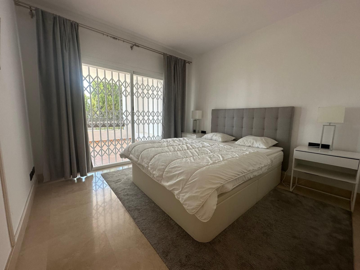 Piso de 2 Dormitorios y 2 Baños en venta en Nueva Andalucía, Marbella