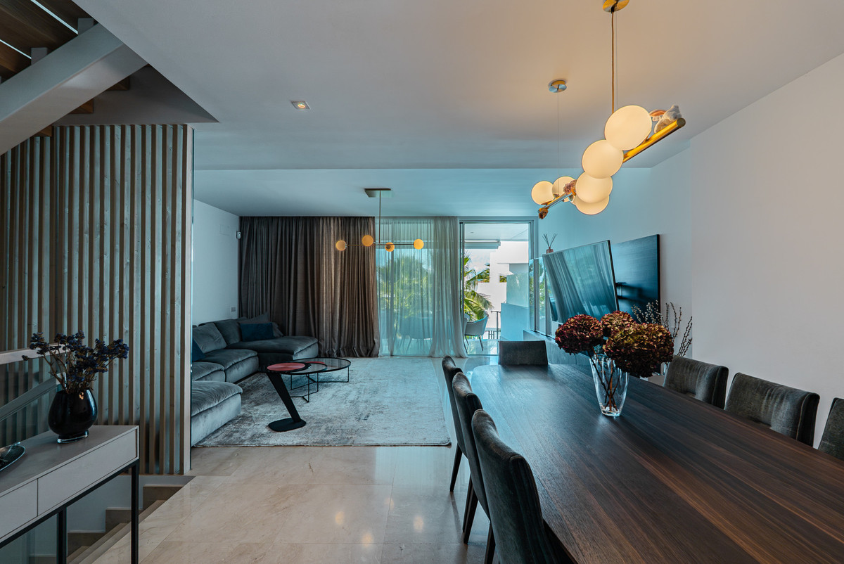 Casa Adosada de 4 Dormitorios y 3 Baños en alquiler en Río Real, Marbella