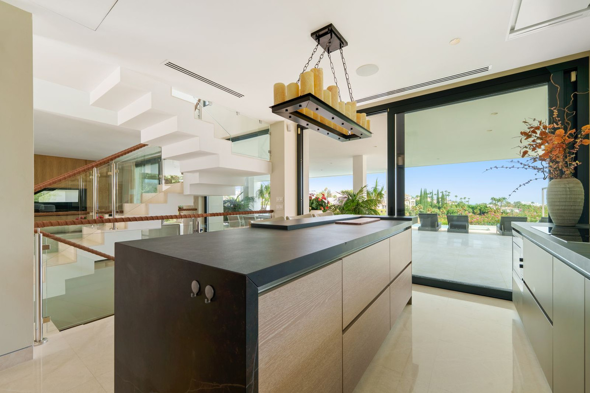 5 спални, 6 бани - Вила за продажба в Nueva Andalucia, Marbella