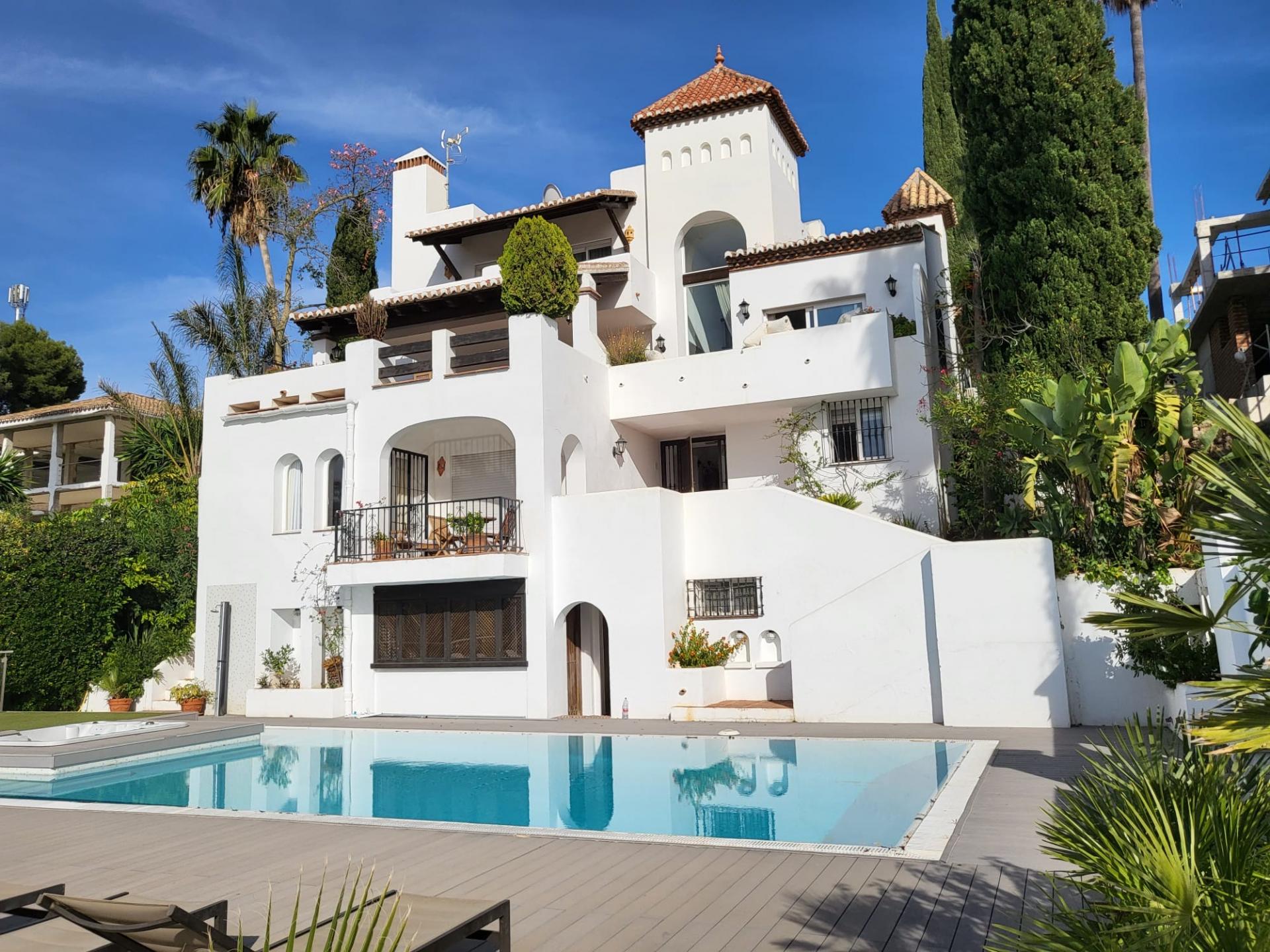 Casa de 6 Dormitorios y 4 Baños en venta en Nueva Andalucía, Marbella