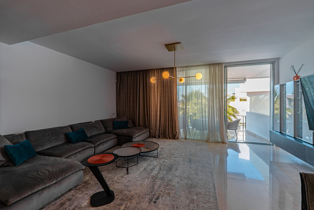 Casa Adosada de 4 Dormitorios y 3 Baños en alquiler en Río Real, Marbella