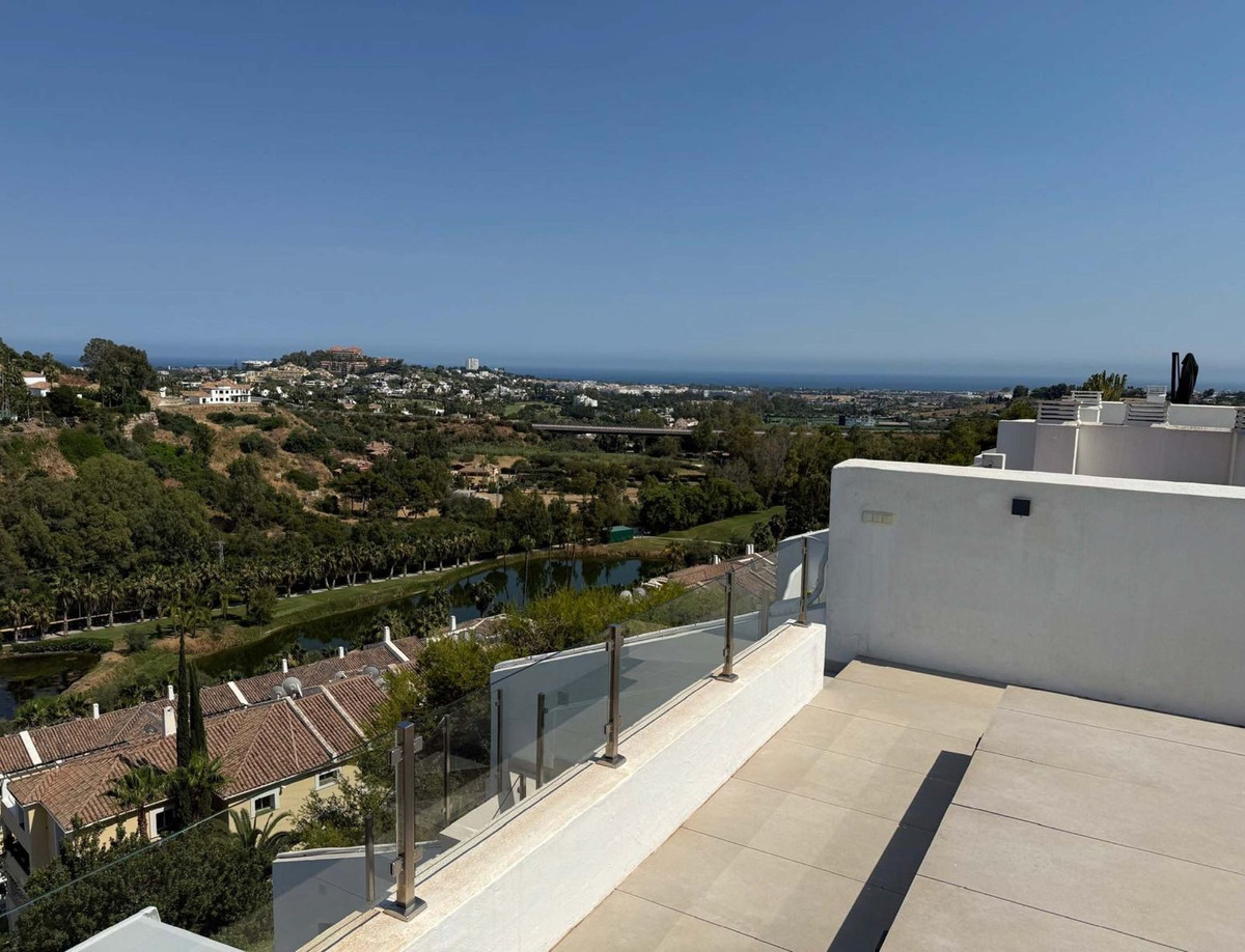 Ático de 2 Dormitorios y 2 Baños en venta en La Quinta, Benahavís