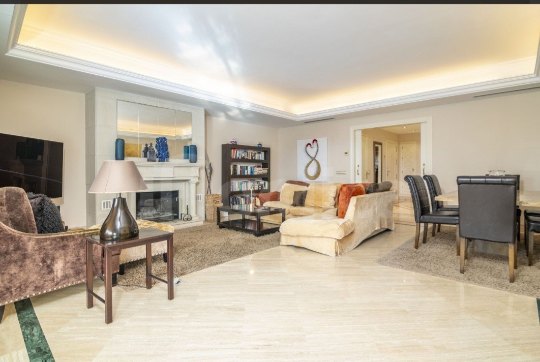 Piso de 3 Dormitorios en venta en Milla de Oro, Marbella