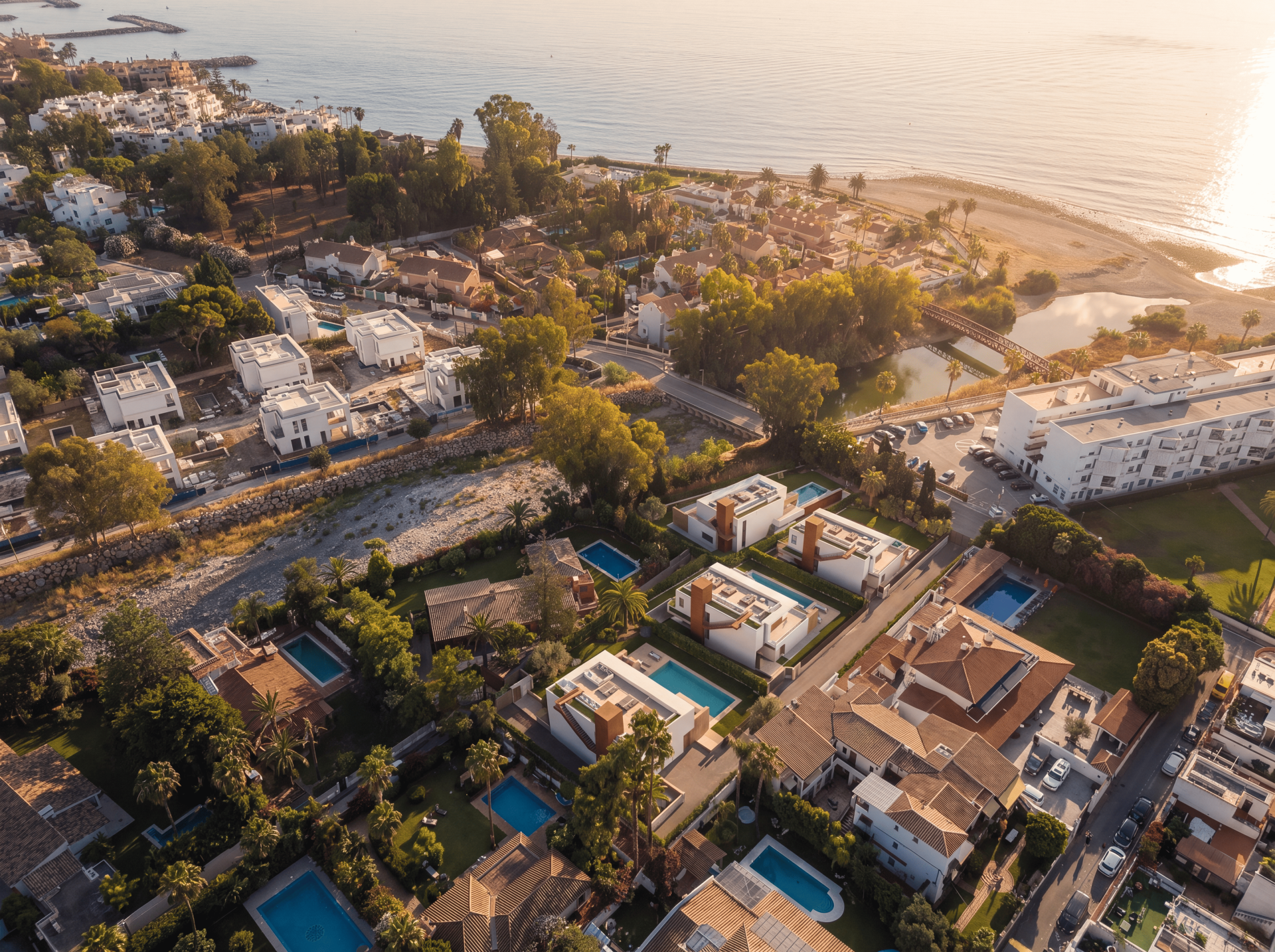 Casa de 4 Dormitorios en venta en Cortijo Blanco, San Pedro de Alcántara