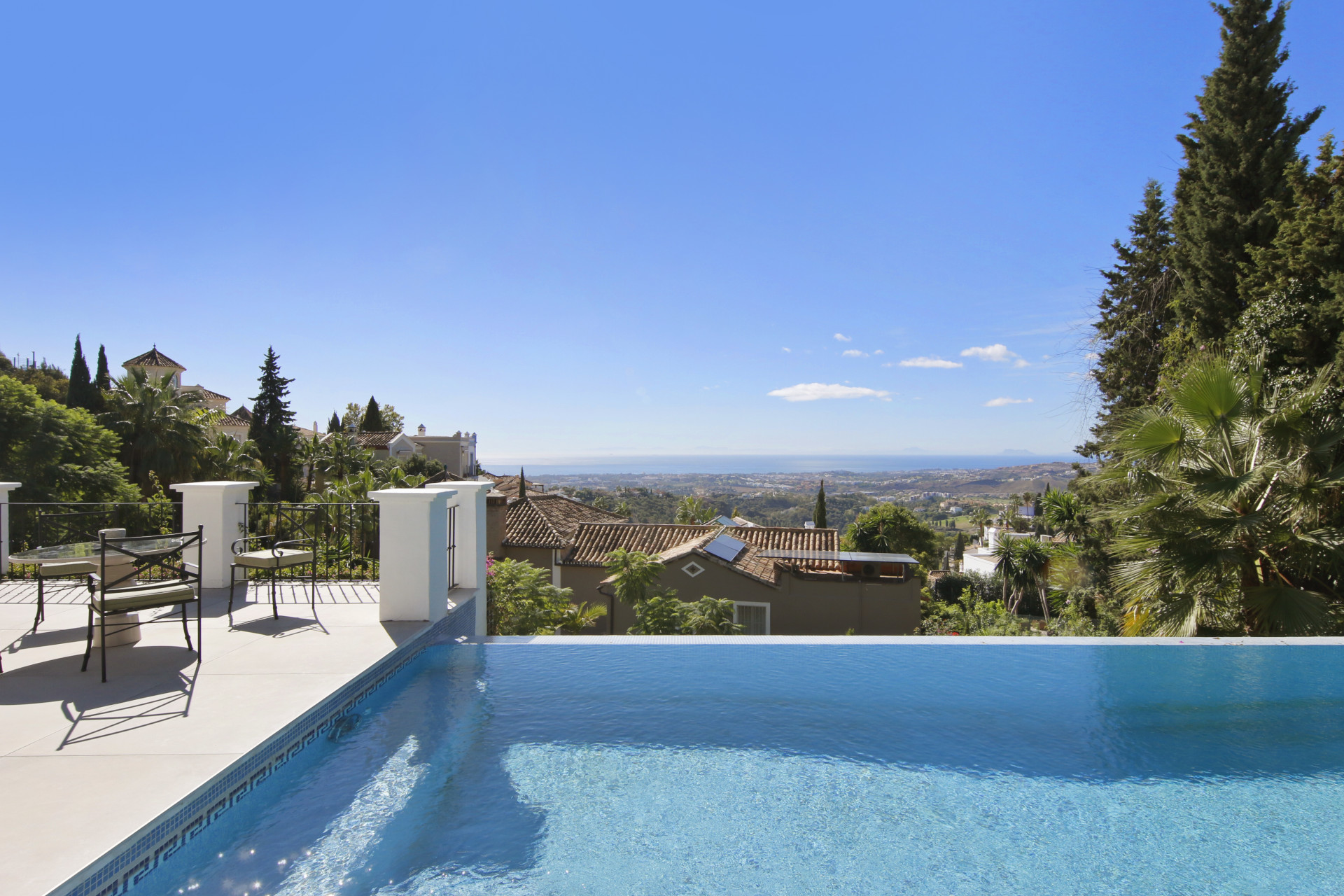 Casa de 6 Dormitorios en venta en El Madroñal, Benahavís
