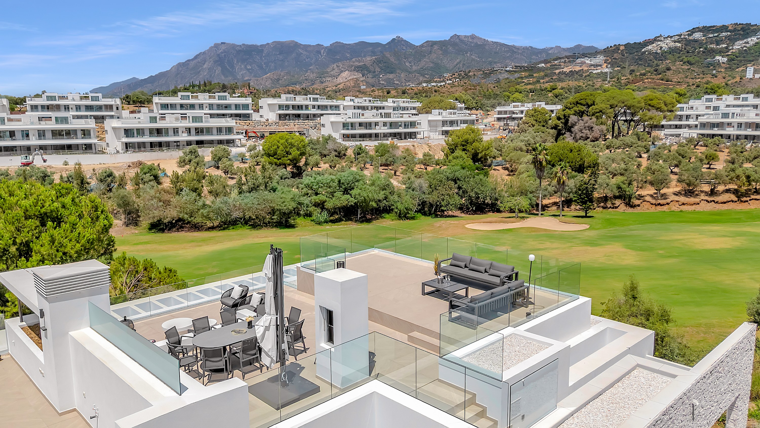 Casa de 5 Dormitorios y 5 Baños en alquiler vacacional en Los Monteros, Marbella