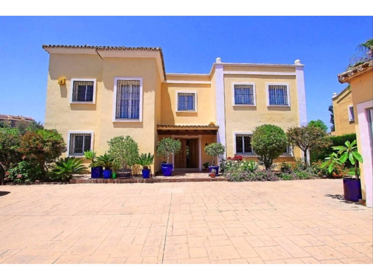 Casa Adosada de 5 Dormitorios en alquiler vacacional en La Alqueria, Estepona