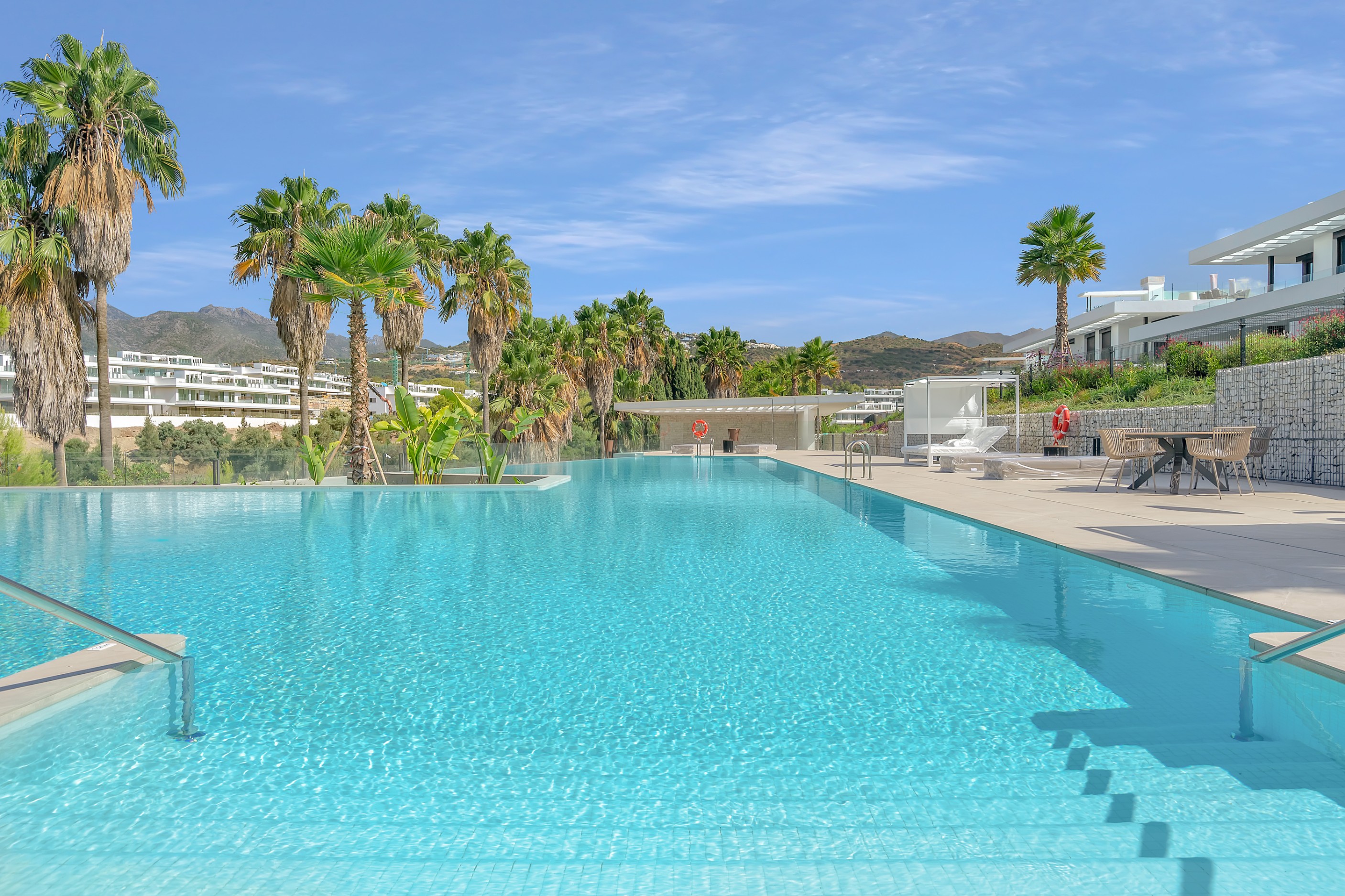 Casa de 5 Dormitorios y 5 Baños en alquiler vacacional en Los Monteros, Marbella