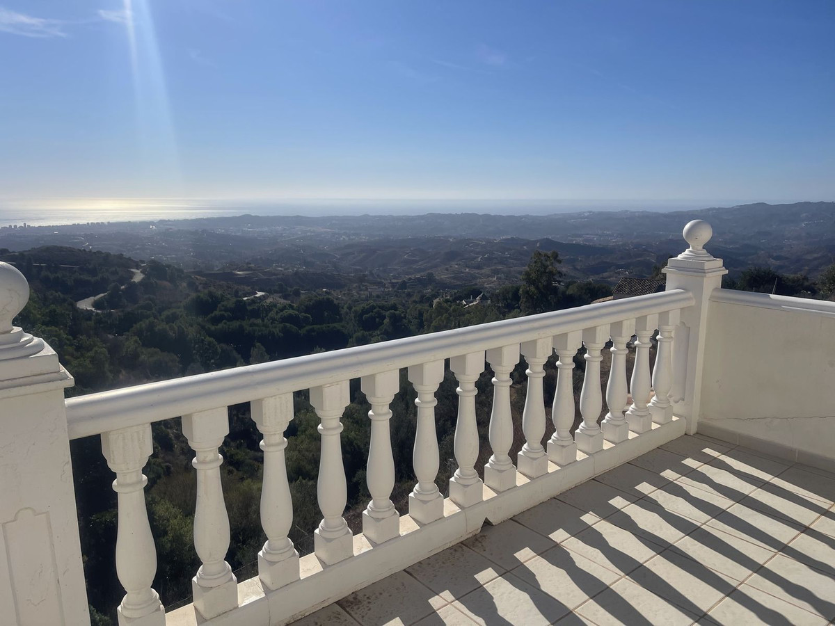 Casa de 3 Dormitorios en venta en Valtocado, Mijas