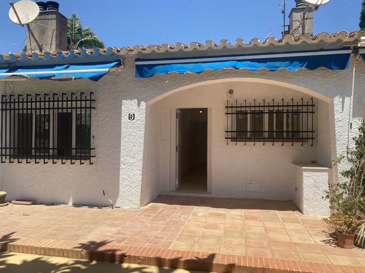 Casa Adosada de 2 Dormitorios en venta en Cortijo Blanco, San Pedro de Alcántara