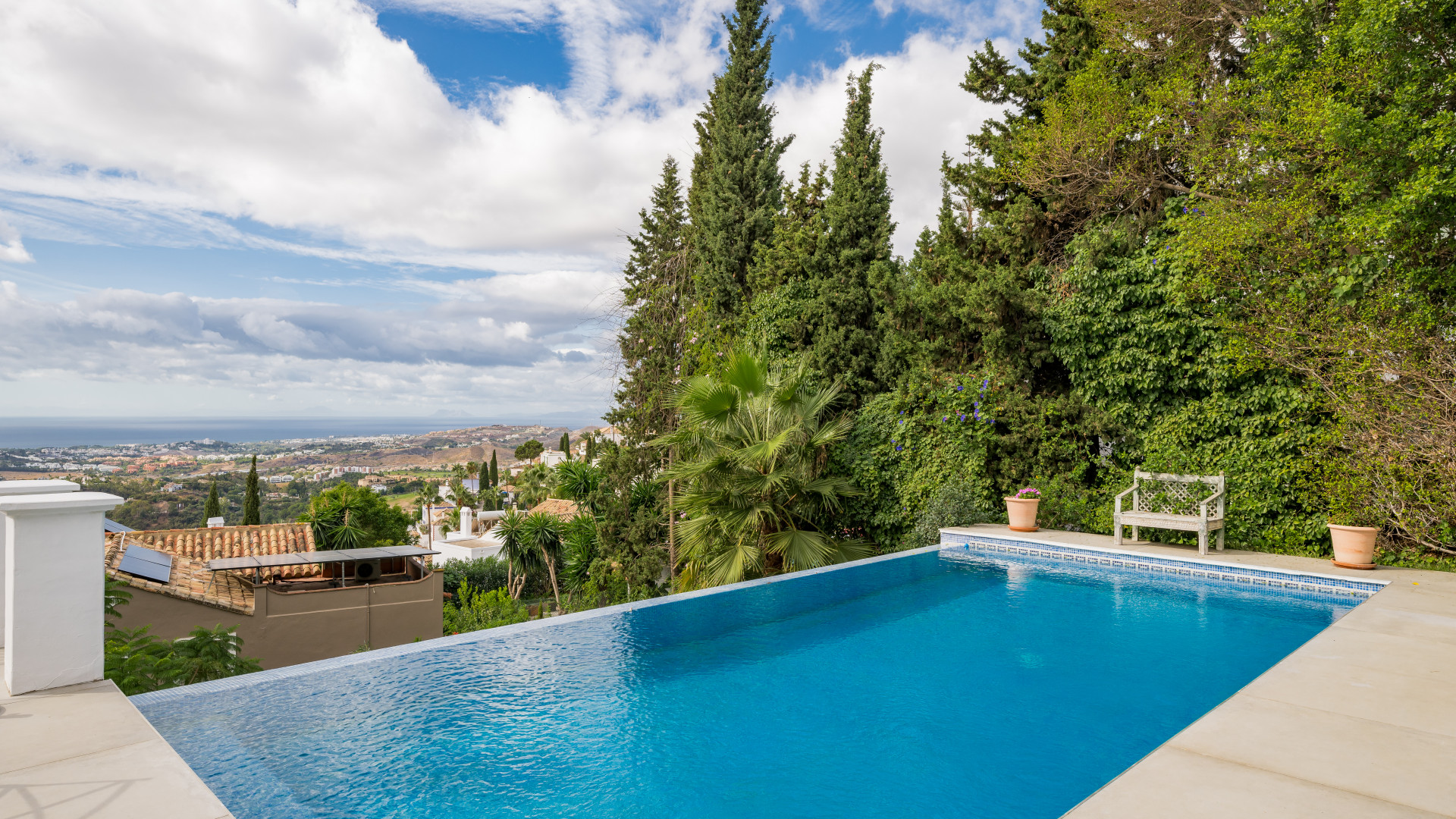 Casa de 6 Dormitorios en venta en El Madroñal, Benahavís