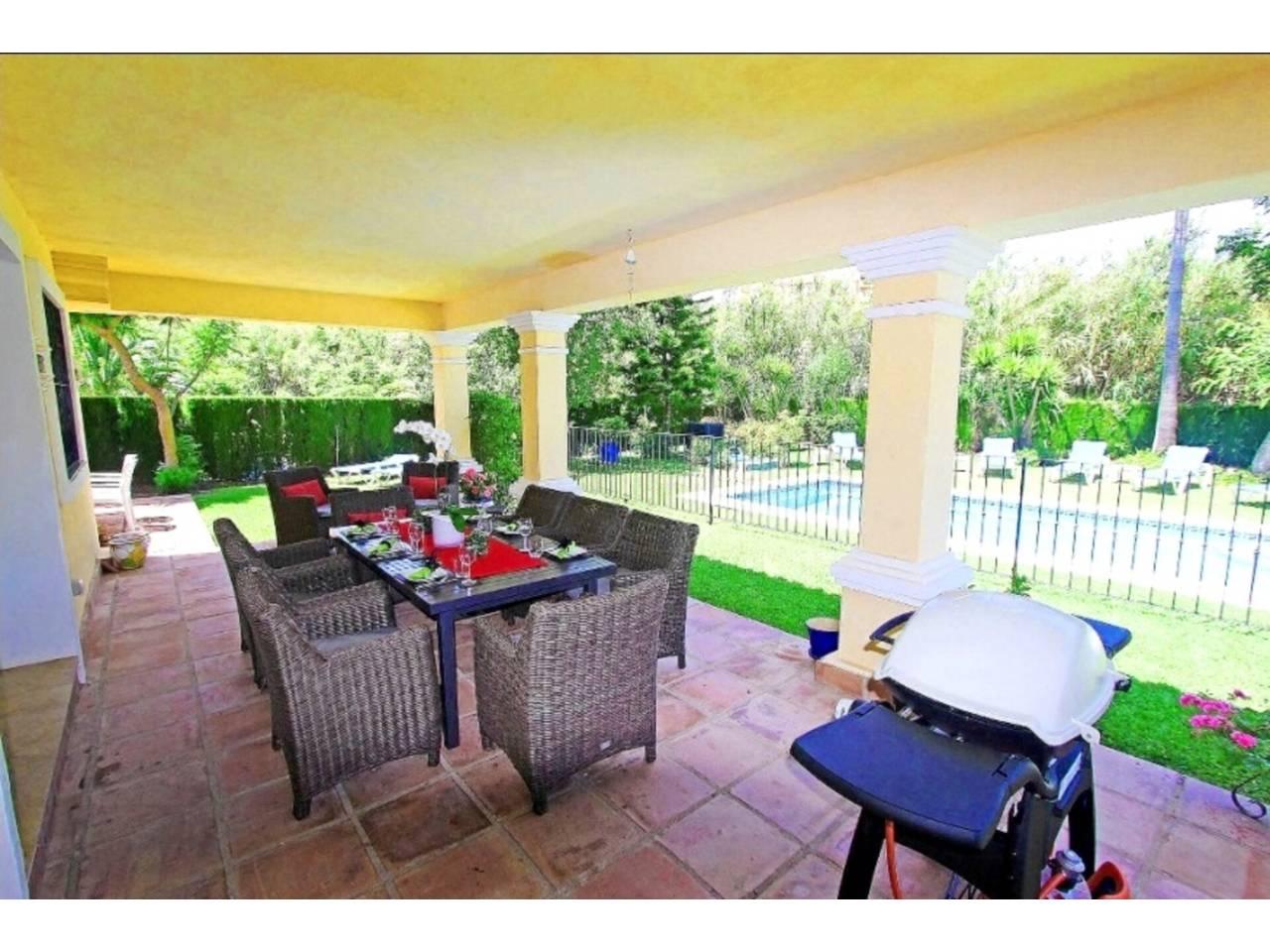 Casa Adosada de 5 Dormitorios en alquiler vacacional en La Alqueria, Estepona