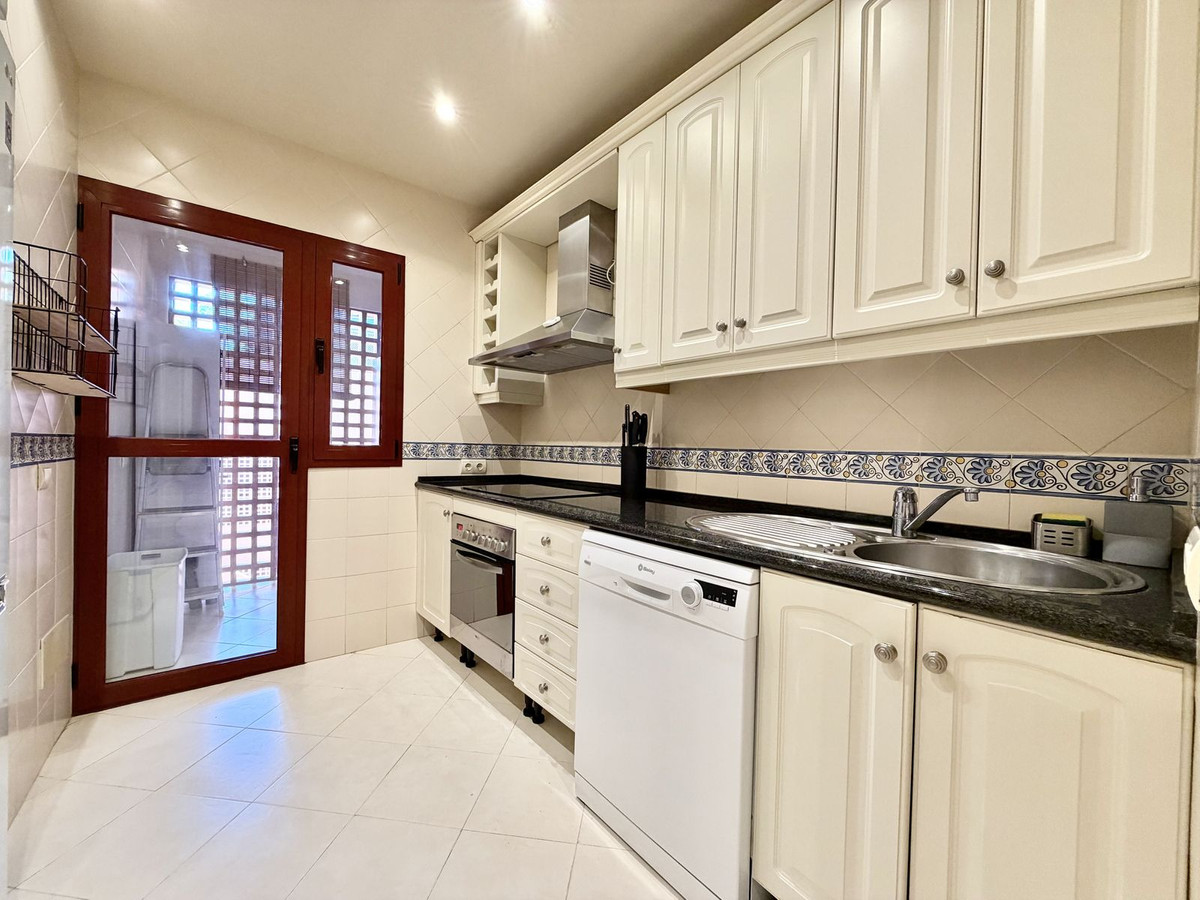 Ático de 4 Dormitorios y 3 Baños en alquiler en Elviria, Marbella