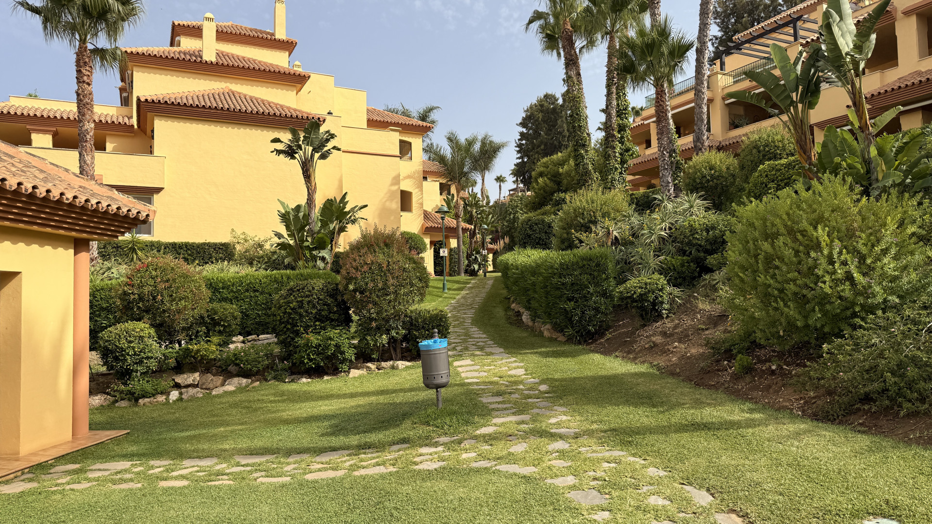 Piso de 2 Dormitorios y 2 Baños en alquiler en Nueva Andalucía, Marbella