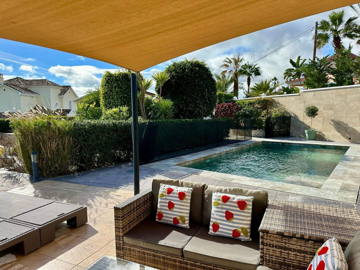 Casa de 6 Dormitorios y 5 Baños en venta en Estepona